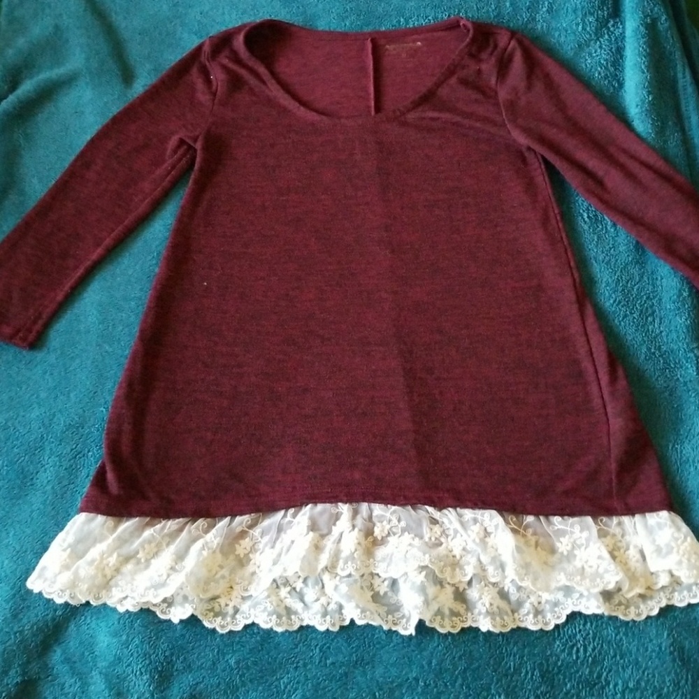 Flowy plain shirt with laced hem